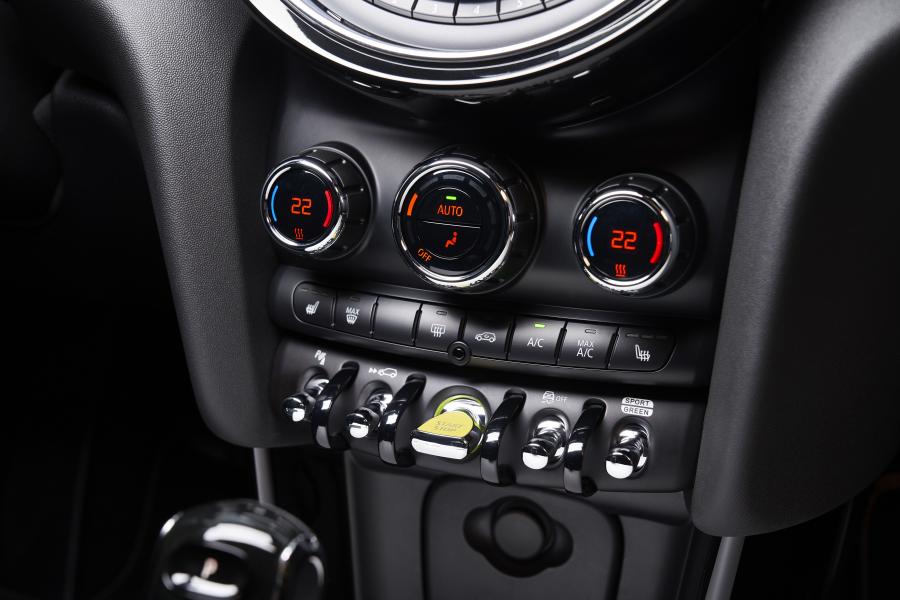 Детали интерьера Mini Cooper SE (F56) 2019 года  (WW) (фото 80 из 132)